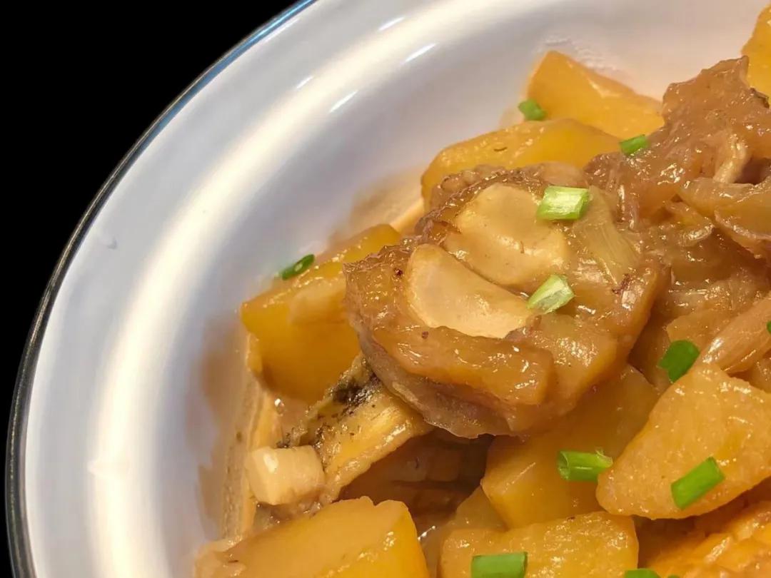 潮爸8月12日午餐记录，鲍鱼烧牛蹄筋、龙口粉丝烧大虾