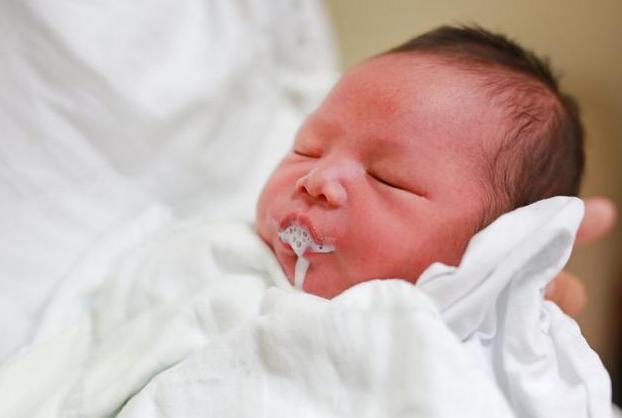 新生儿频繁吐奶的正确处理方式,新生儿吐奶严重是不是过度喂养