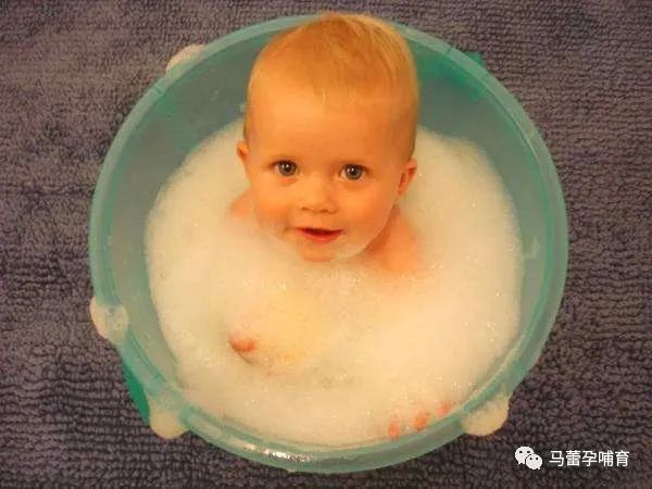 夏天给宝宝洗澡千万别踩这些坑,夏天宝宝洗澡要擦抚触油