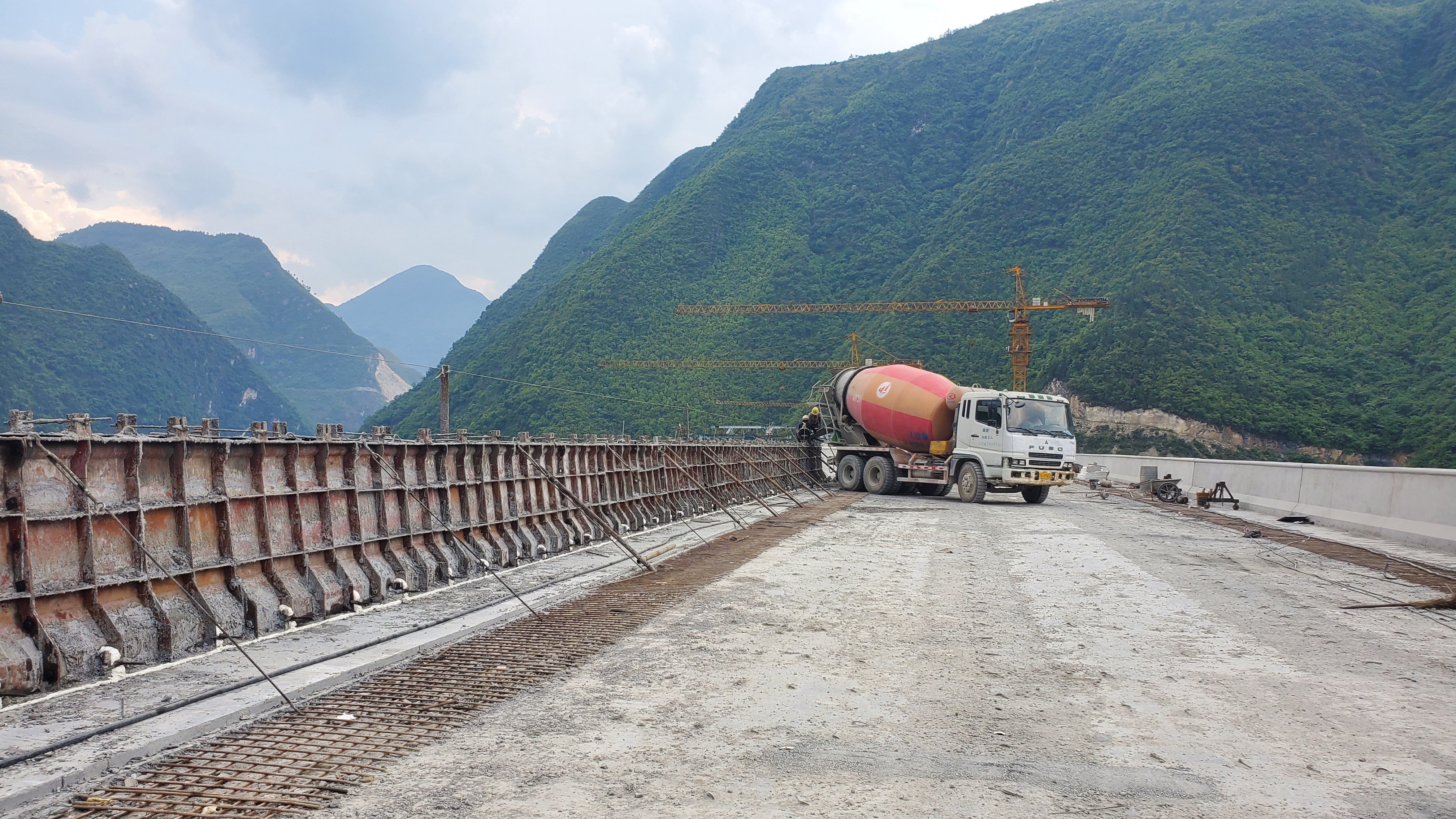 中建四局遵义战高温抢工期，正习高速复兴特大桥右幅中跨合龙