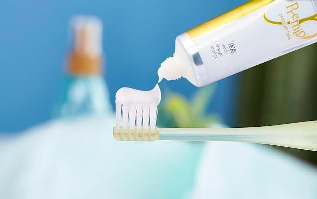 白墙的灰印迹怎么去除,白墙有泥渍怎么去除