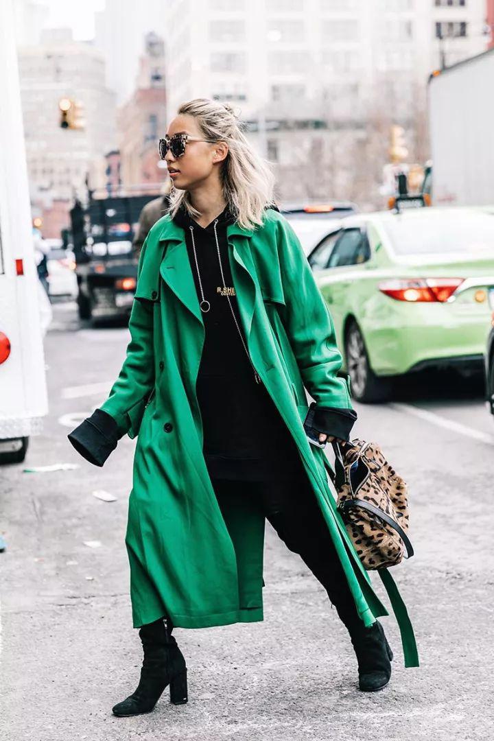 刘雯2021咖色卫衣,彪马黄色卫衣刘雯