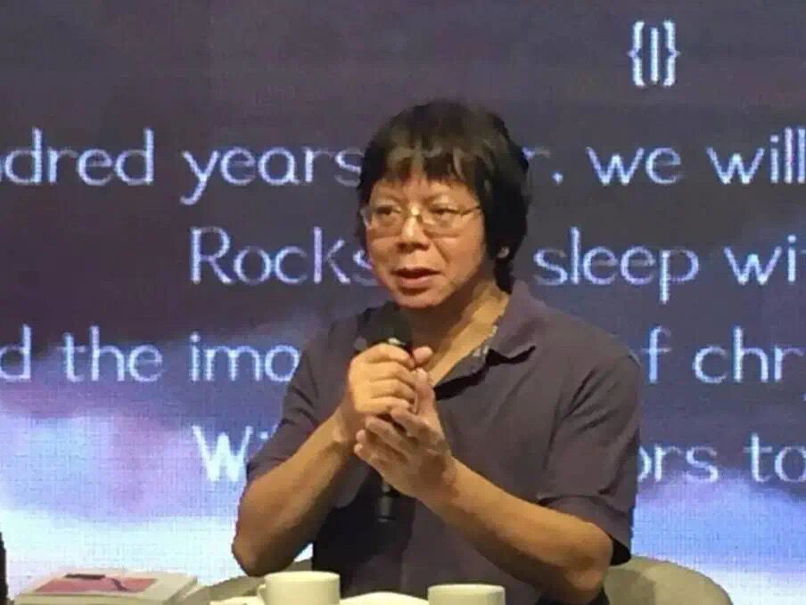 居家女人的镜与闲情——舒然诗歌略谈