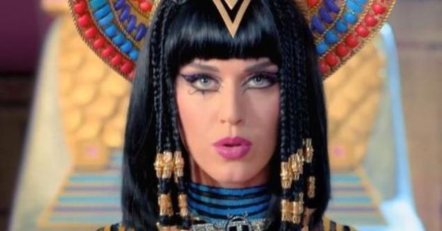 水果姐被控性骚扰?男模:她当众扒下我的裤子,让我露出*处私**