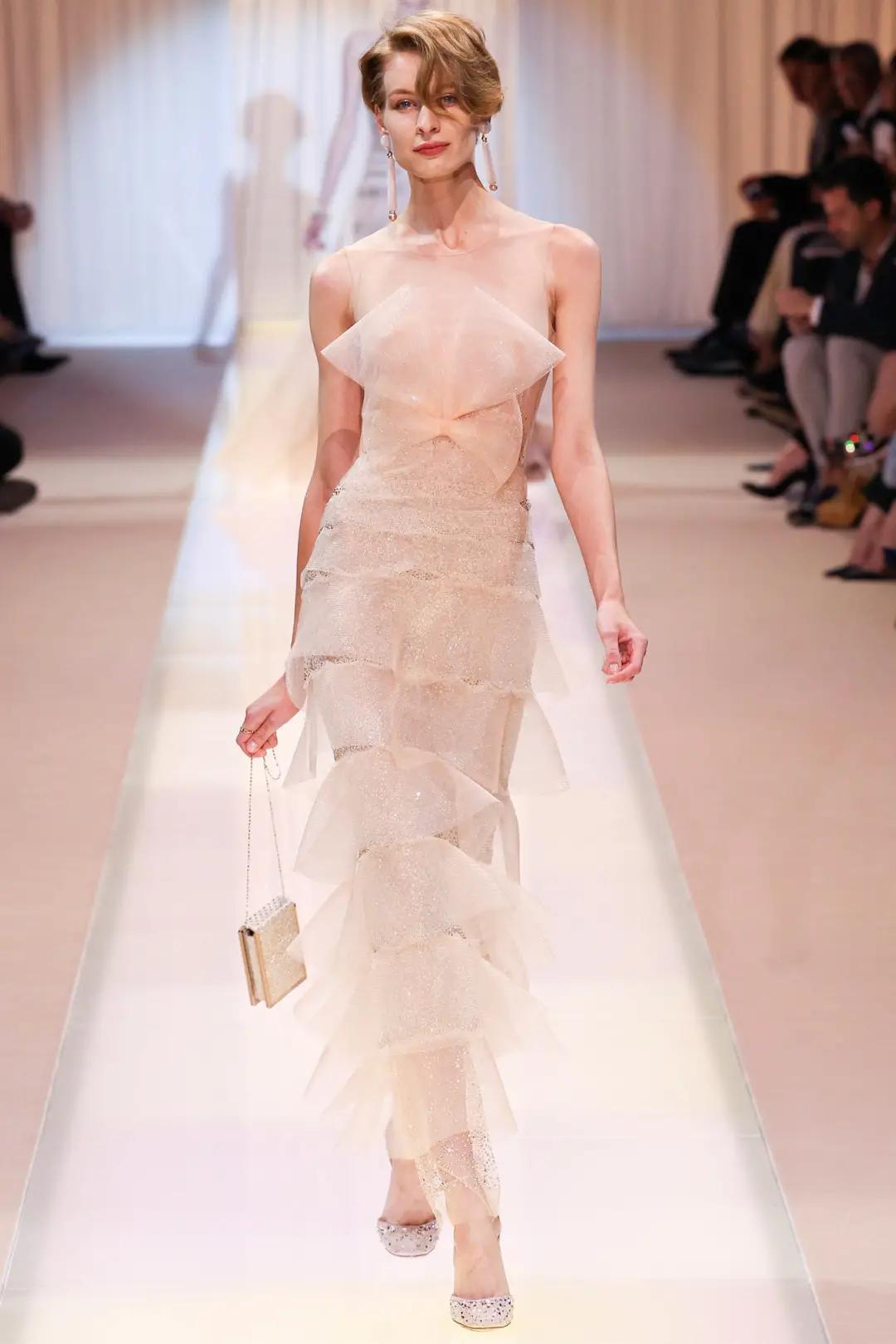 女明星红毯造型少不了它？网友：论优雅，还得是Armani的设计