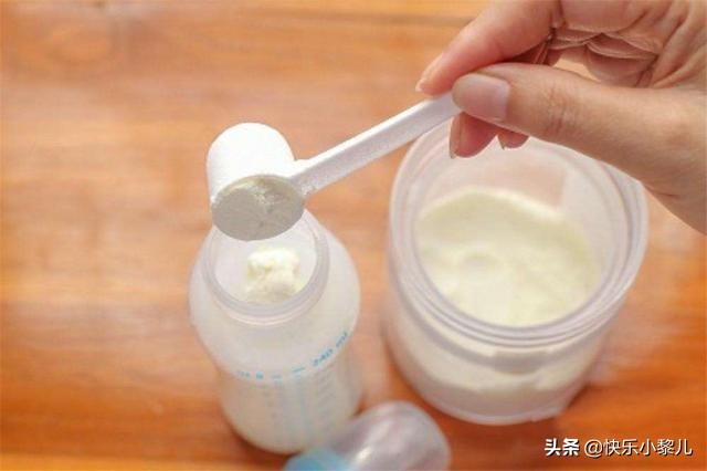 半个月大宝宝“肠坏死”,爸妈冲奶粉时的小习惯,好心办了坏事