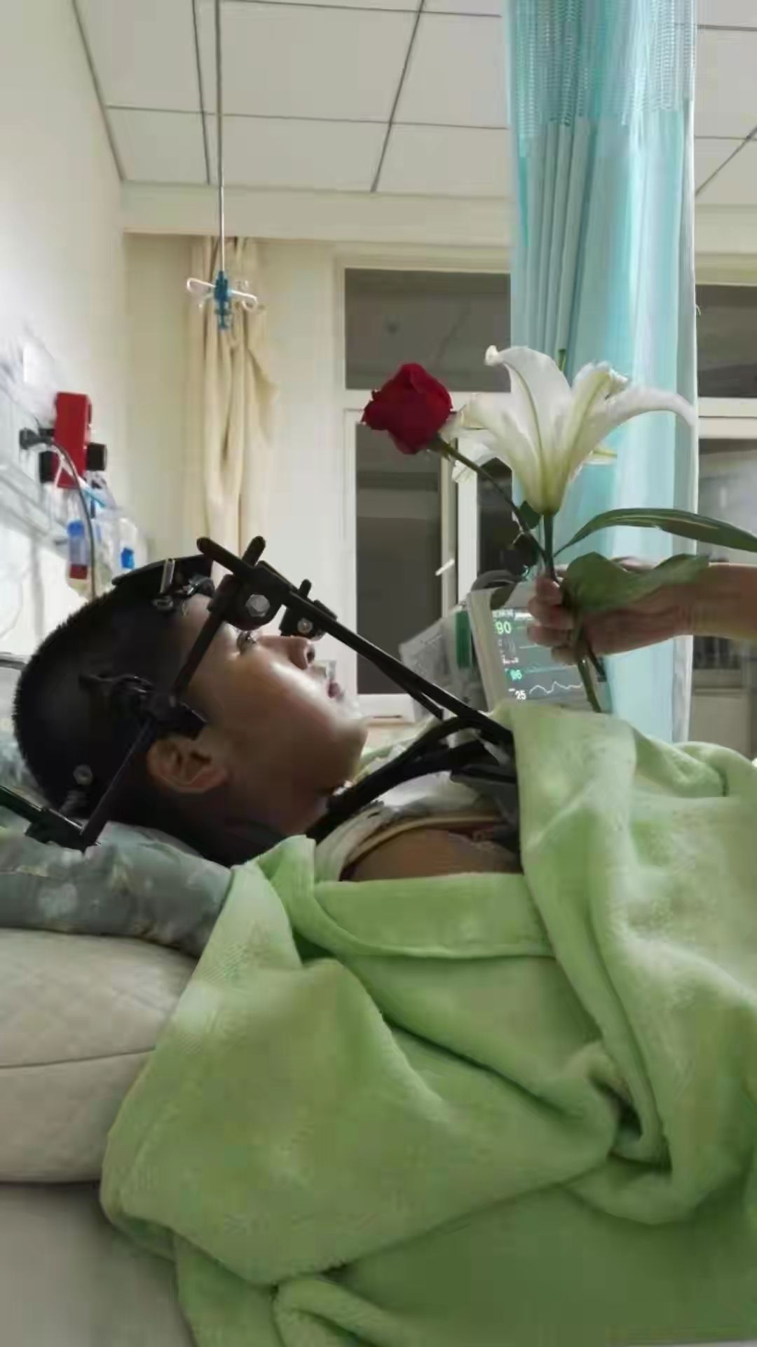 29岁美女：海归硕士，高位截瘫却打3份工，月薪1万，央视表扬