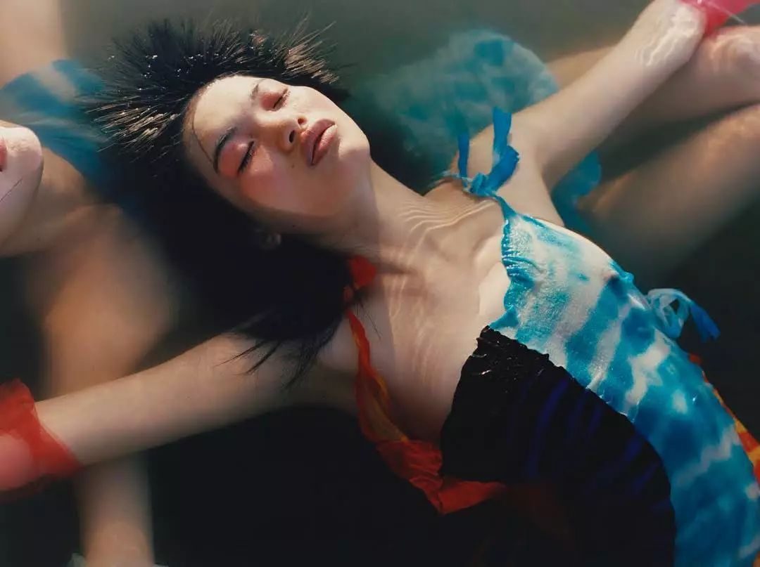 终于,它从街头走上了T台