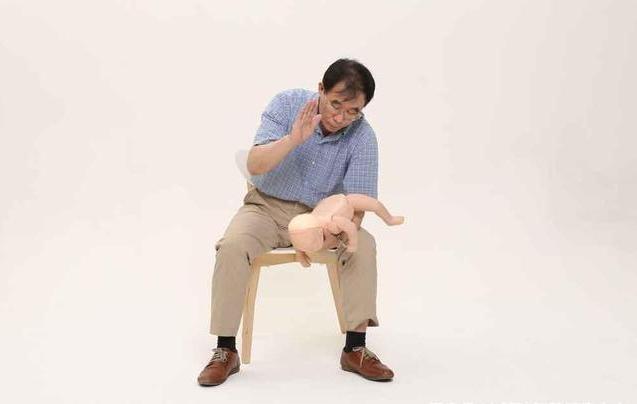 宝宝卡喉咙自救,婴儿卡到喉咙的急救方法