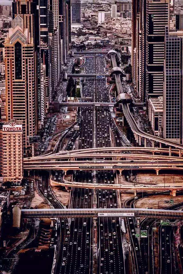 从迪拜塔往下看震撼人心,从迪拜回来的照片