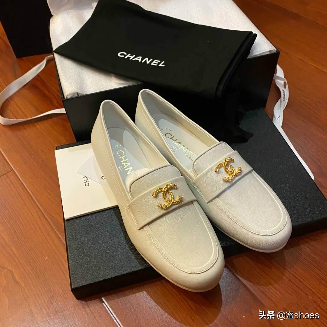 刘雯穿的运动鞋有哪些,刘雯穿搭全靠小白鞋