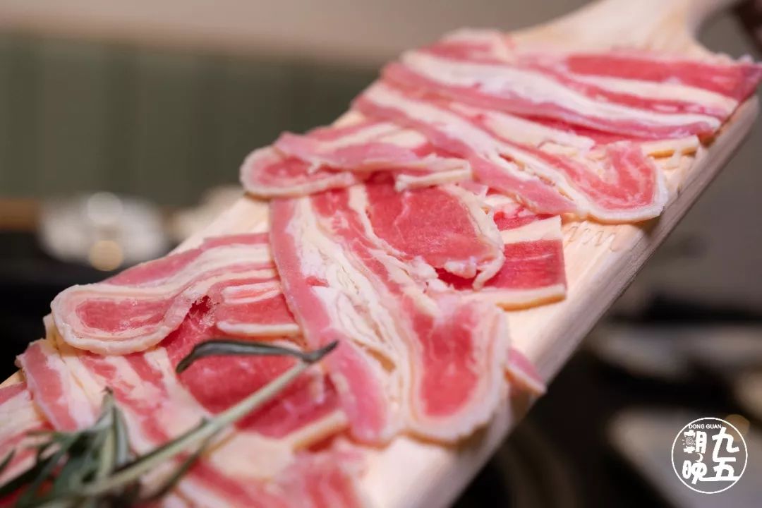 东莞首家火锅+烤肉一体涮就在万江家汇城，几百人排队等着吃