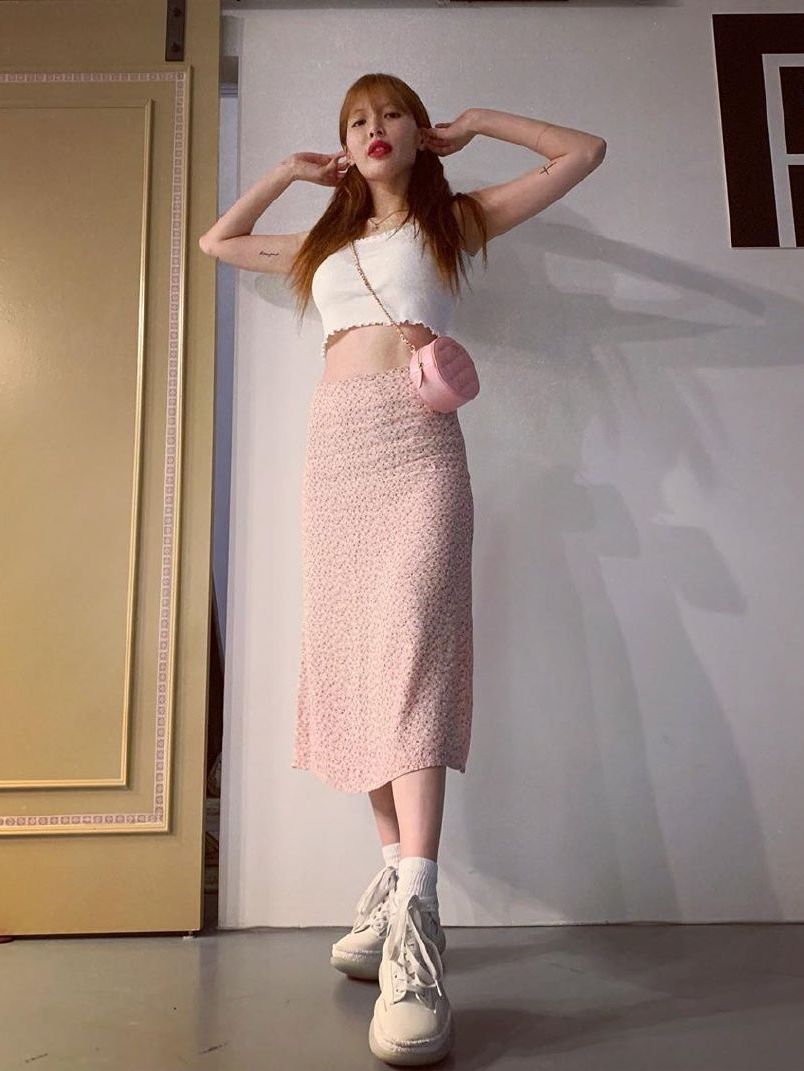 金泫雅演绎2020复古牛仔造型时尚,金泫雅babe碎花裙