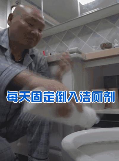 马桶水箱放一瓶洁厕液,马桶水箱里的脏东西冲不下去