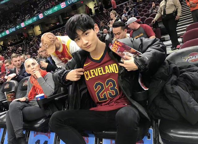 白敬亭穿的安踏粉色篮球鞋是哪双,白敬亭打篮球上海安踏活动背影