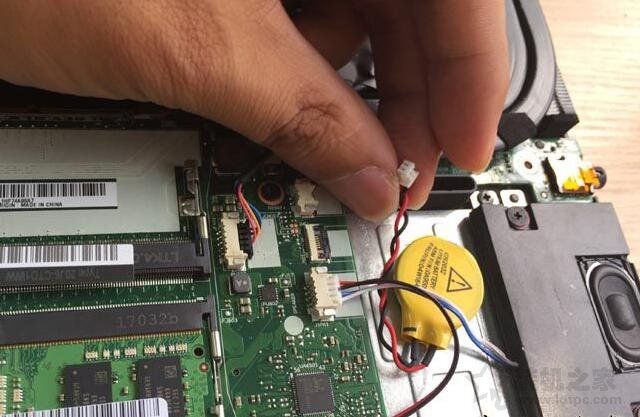 笔记本电脑开机黑屏维修费用多少,笔记本电脑屏幕抠上后黑屏怎么办