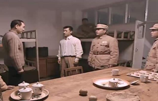 亮剑：丁伟军长住招待所，为何连单人间没有？这是那个时代的军人