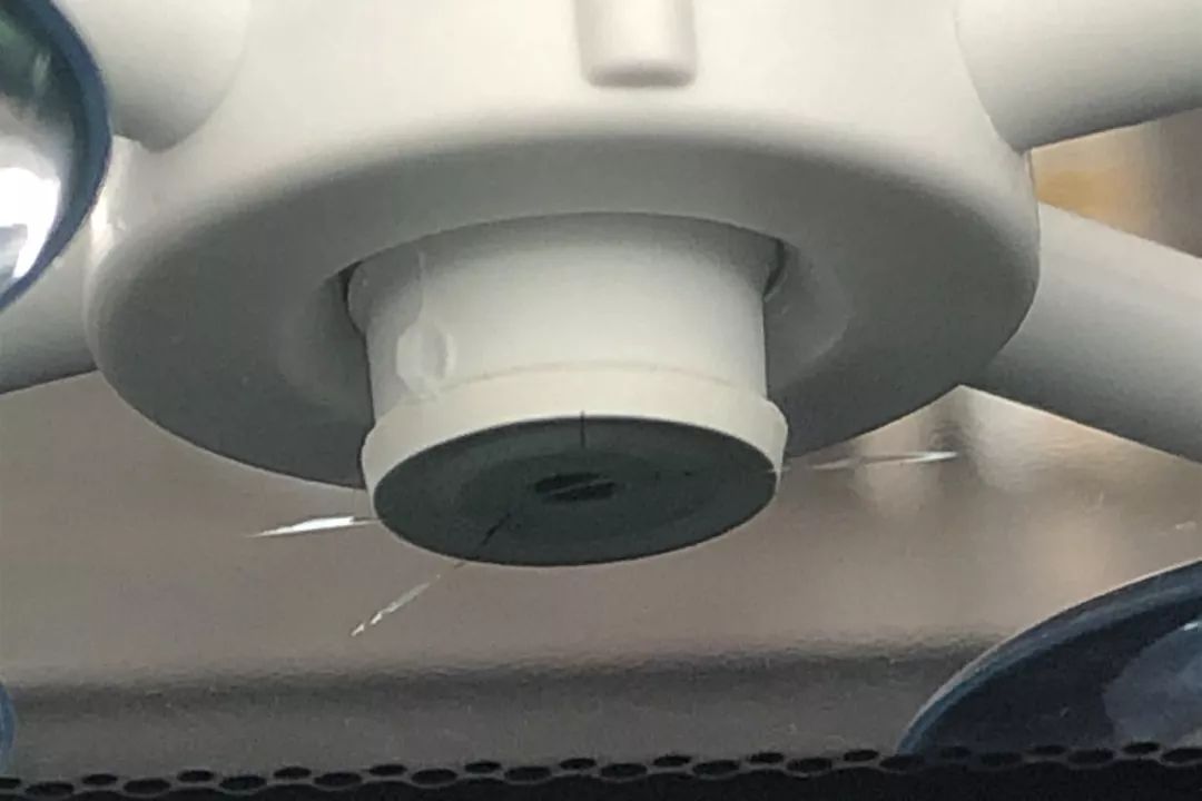 挡风玻璃被崩1毫米怎么修复呢,简单方法修复挡风玻璃