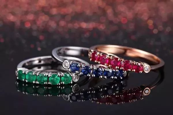 戒指只有一人戴,戒指很多人试戴