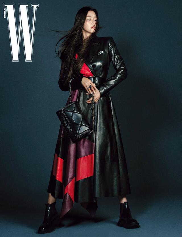 女神全智贤气场A到爆!千鸟格大衣穿出女大佬范,裸妆美回千颂伊