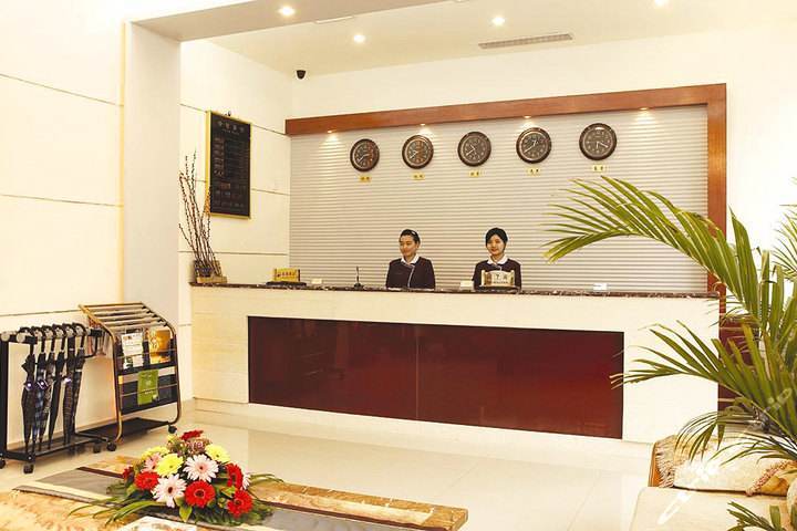 酒店前台工资太低还要熬夜,女人在酒店前台工作好吗