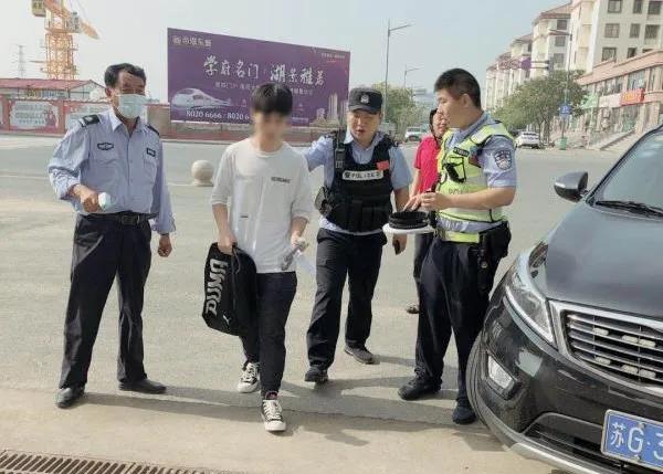 粗心考生走错考点、遗忘准考证!关键时刻,护考民警“飞车”护送