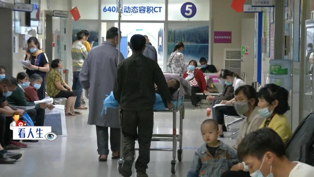 地动山摇中,她不幸从高处摔下头部受伤昏迷,危急时刻,她能转危为安吗?