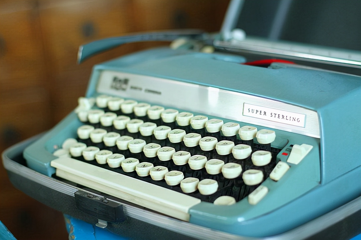 80年代的英文打字机,最早的英文打字机
