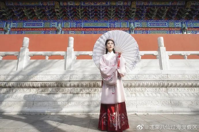 在蓬莱三仙山风景区美妙的取景,古风小姐姐如此惊艳堪称大片