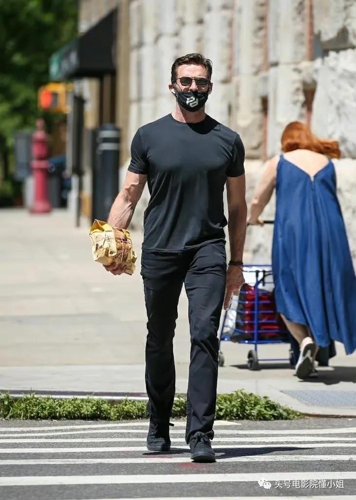 金刚狼爆皮肤癌危机！53岁休杰克曼提醒抹防晒霜，4年前曾动手术