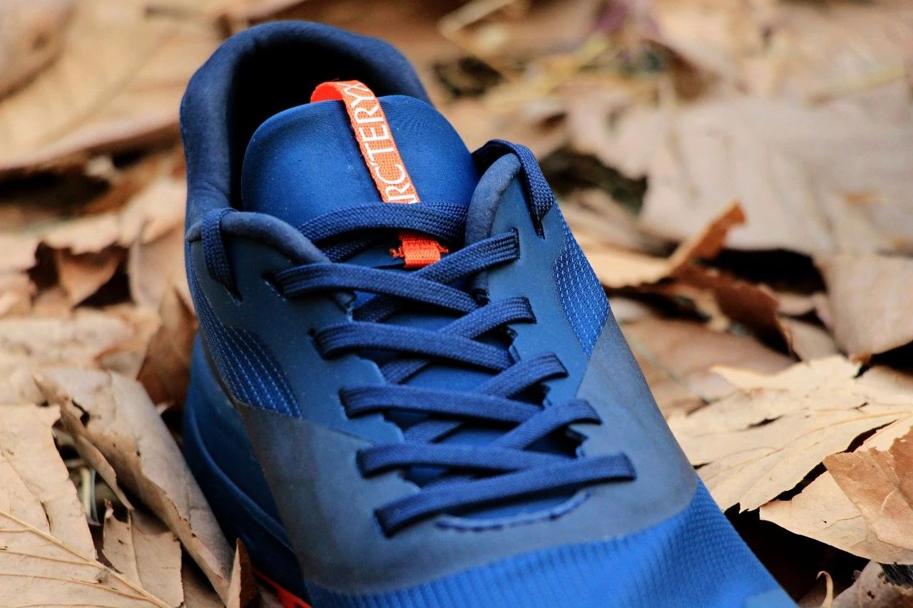 公认脚感最好的户外鞋始祖鸟,始祖鸟越野跑鞋高帮灰色