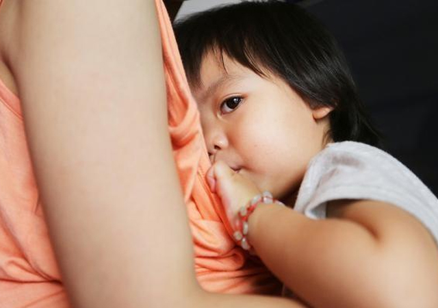 给宝宝断奶心里特别难过,给孩子断奶心里难受