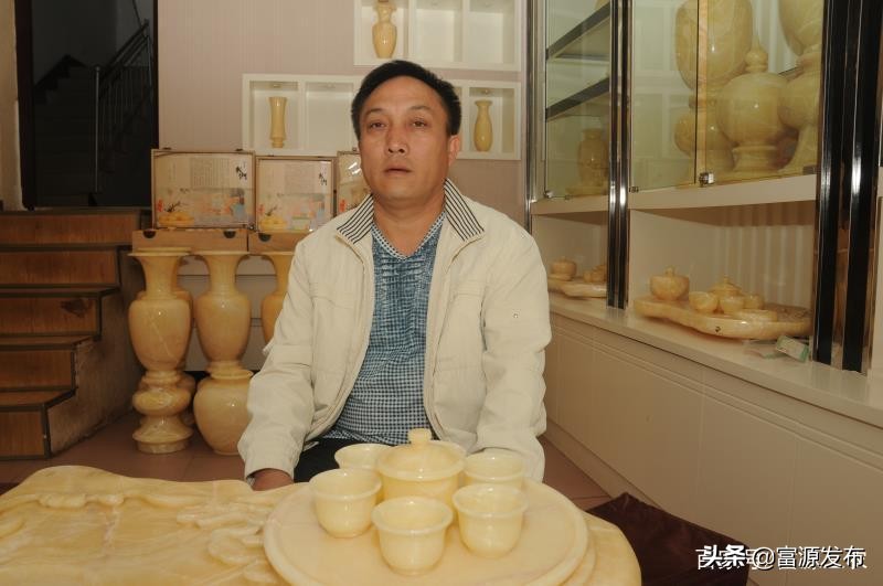 富源：曹跃兴创办佳景石材公司生产加工米黄松香玉工艺品名气大増