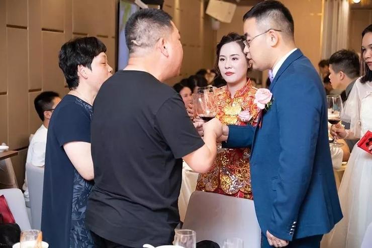 婚宴新郎新娘座位如何安排,婚宴安排到主桌怎么说