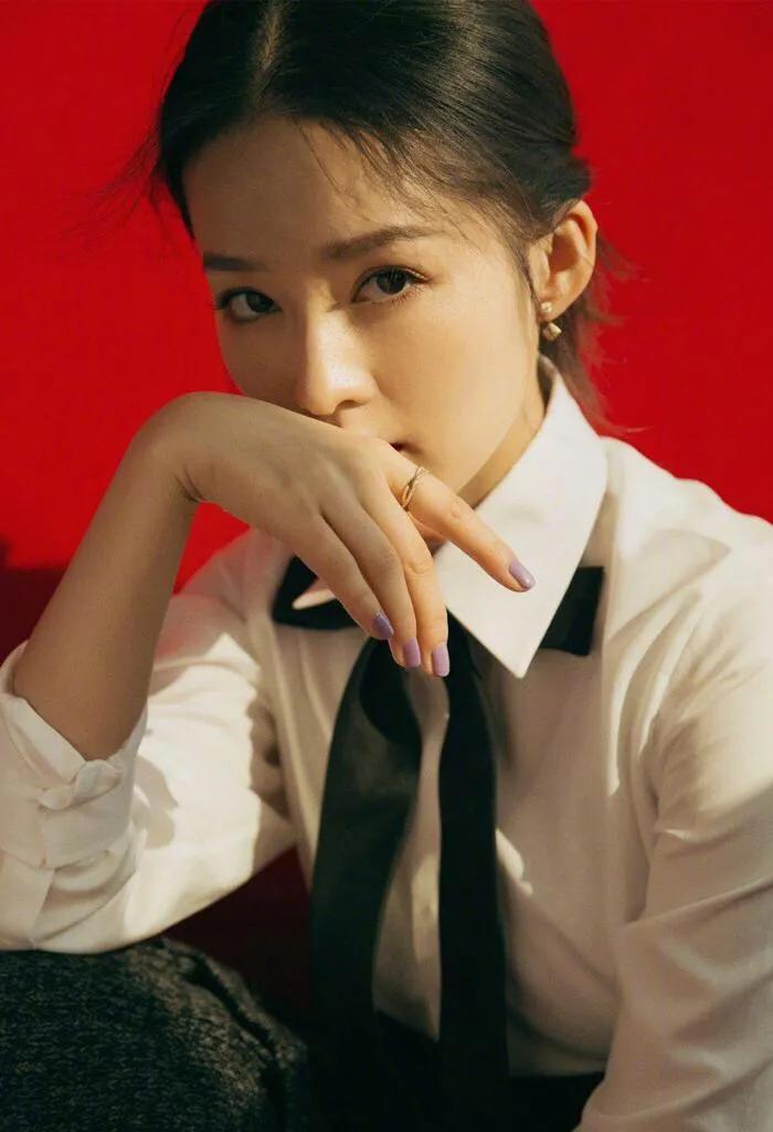 给你的衣服扎个“蝴蝶结”吧！气质甜美减龄，郑爽李沁也爱这么做