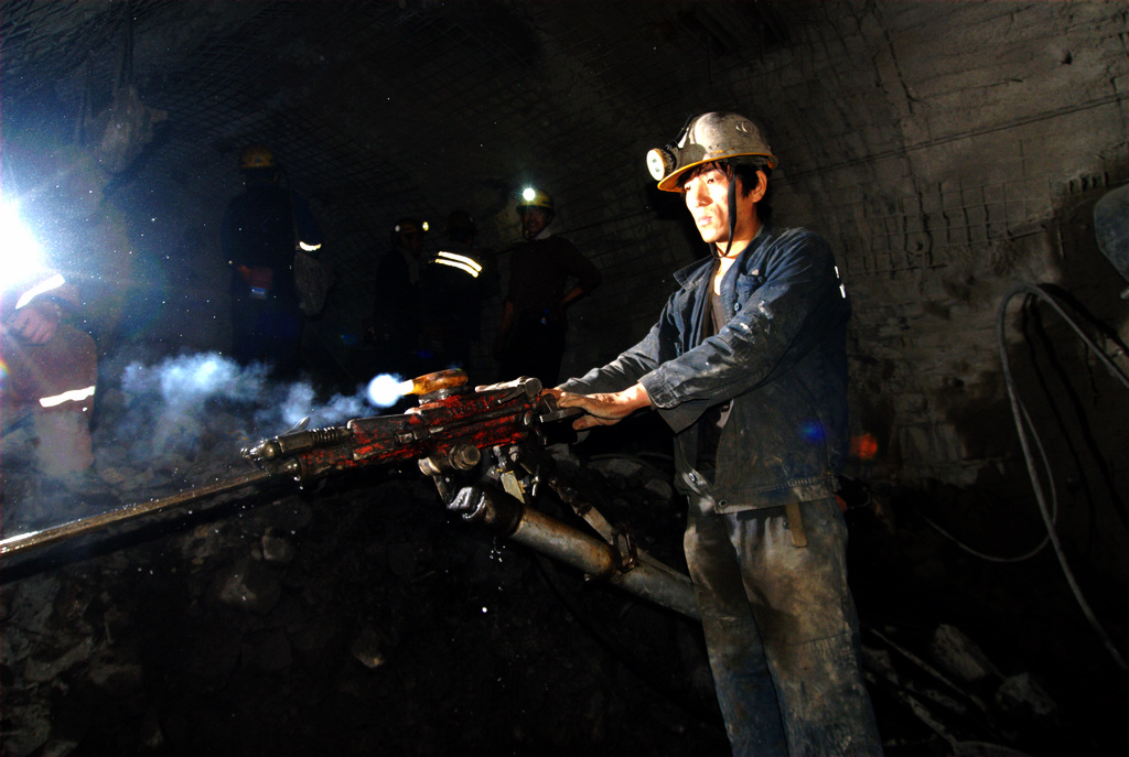 煤矿工人越来越难干怎么办,煤矿工人工作如何