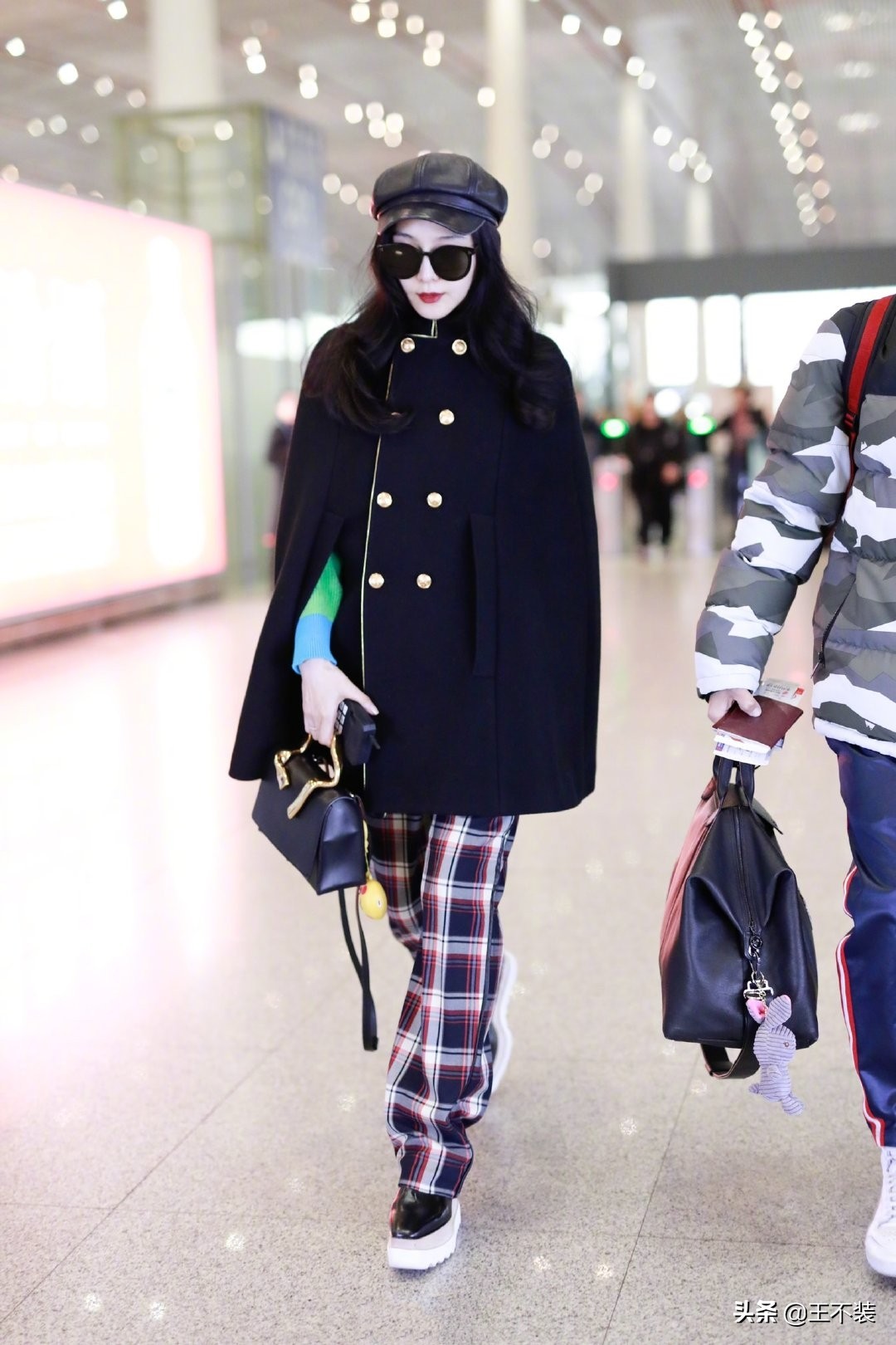 38岁范冰冰，奢牌包包33891元，“假两件”的鞋子很有特点