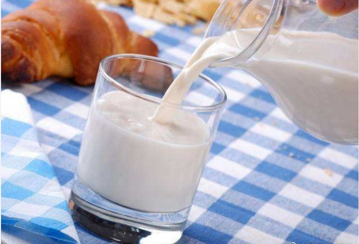 2岁的宝宝是喝牛奶好还是奶粉好,10-16岁孩子喝牛奶好还是喝奶粉好