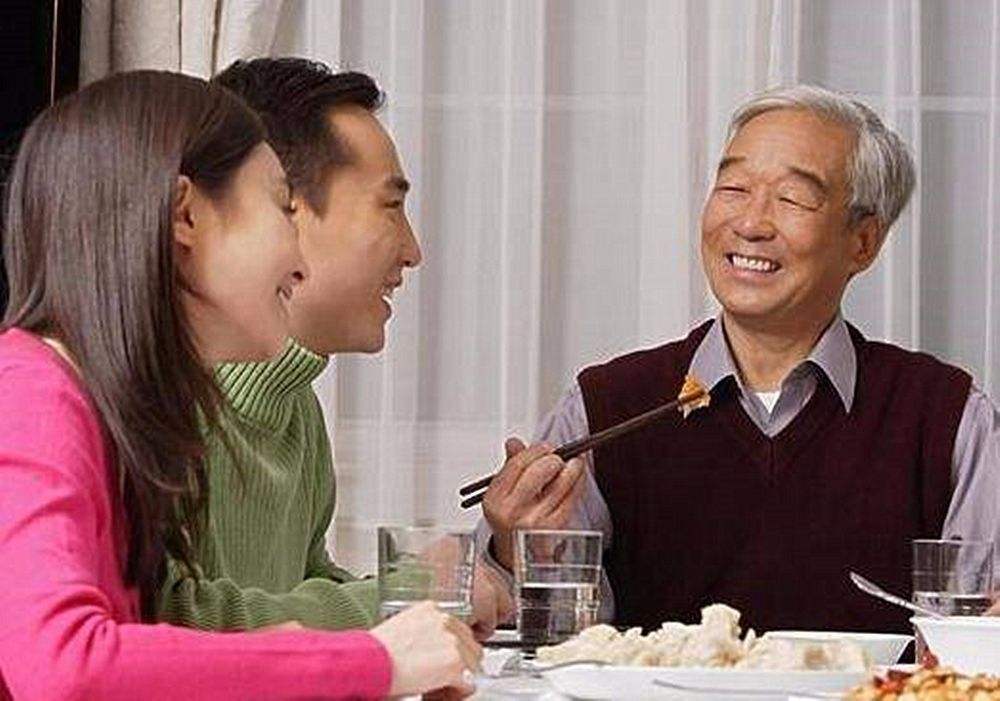 人真的会被影响的，面对镜子里面满脸褶皱的自己，她已然泪水横流