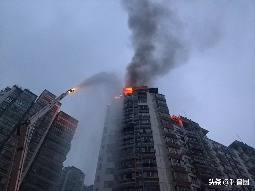 高楼火灾往上还是往下,高层建筑发生火灾该怎么办
