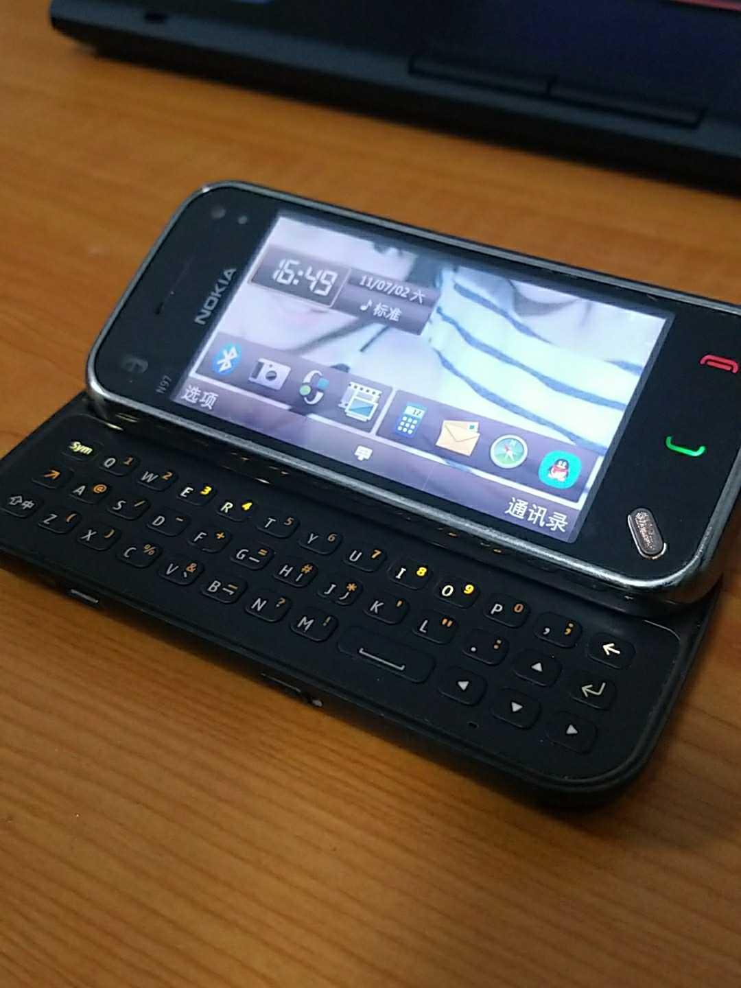 十年后掏出这部“诺记机皇”,电阻屏体验太糟心了,指甲都扣断了