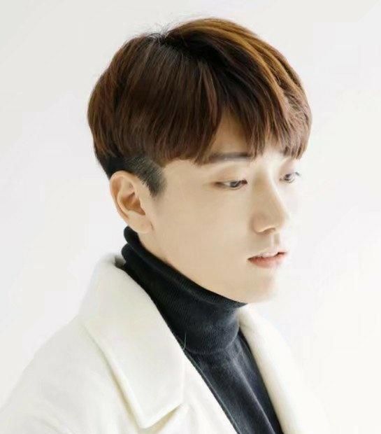 男生头发多还硬想留偏长的发型,男生头发往上翘适合什么样的发型