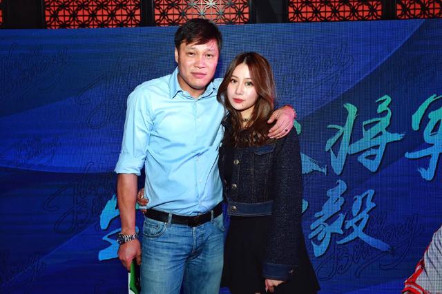 前国脚范志毅女儿晒照，露背装+名牌背包，与爸爸三婚妻子似姐妹