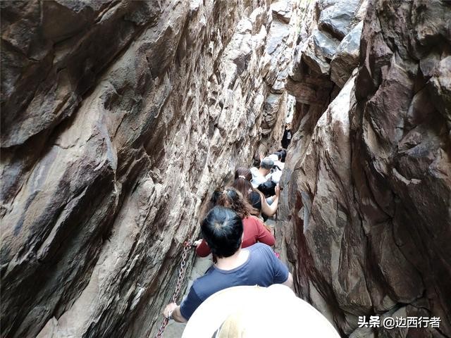 这条悬在崖壁上的河床，比壁挂公路更艰巨