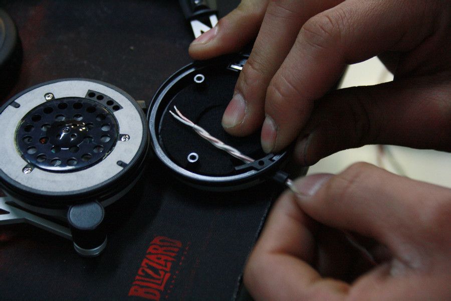 耳机的线怎么重新接,断线怎么接线不伤线