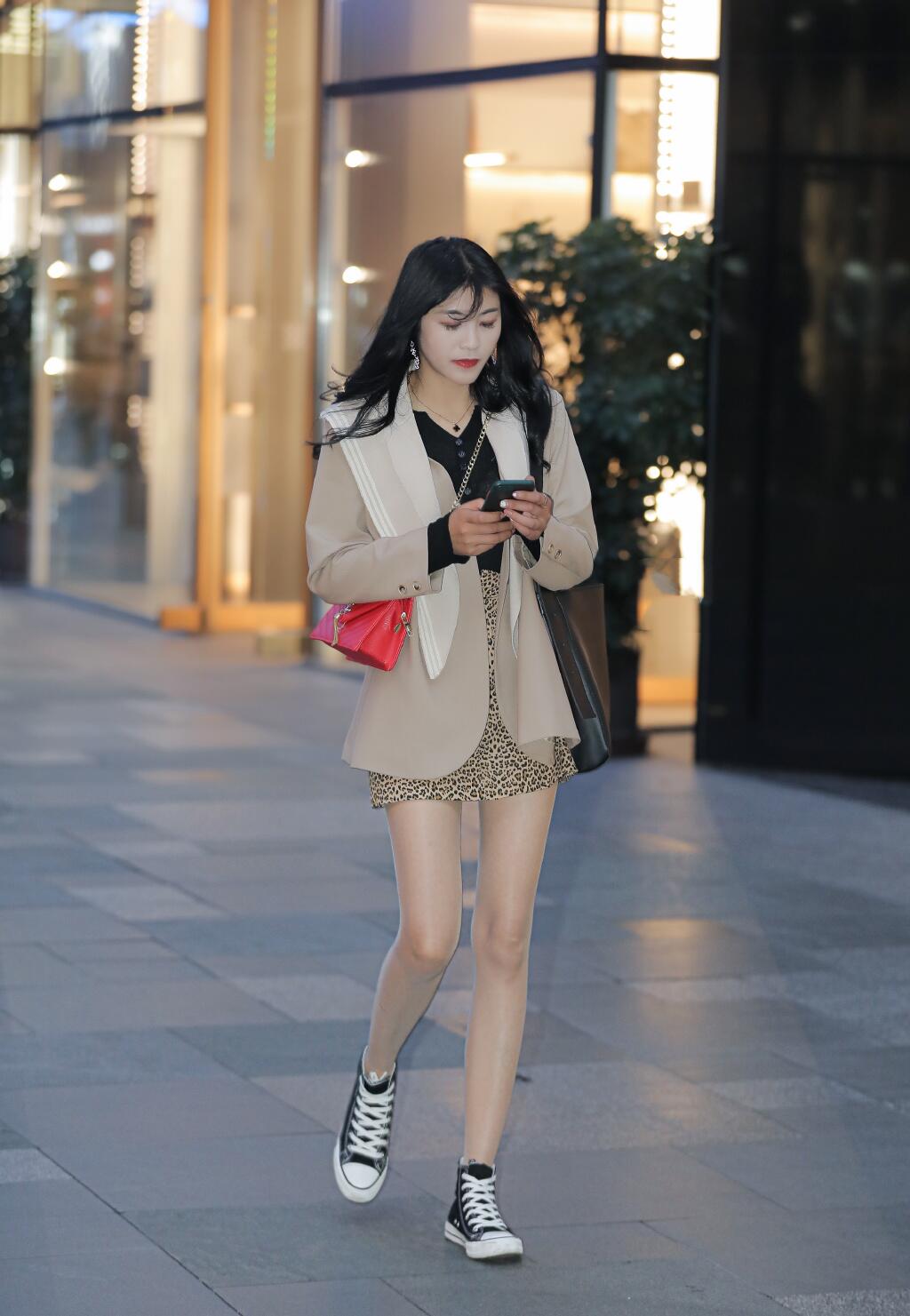 蕾丝长筒袜怎么穿教程,春天穿袜子的小技巧