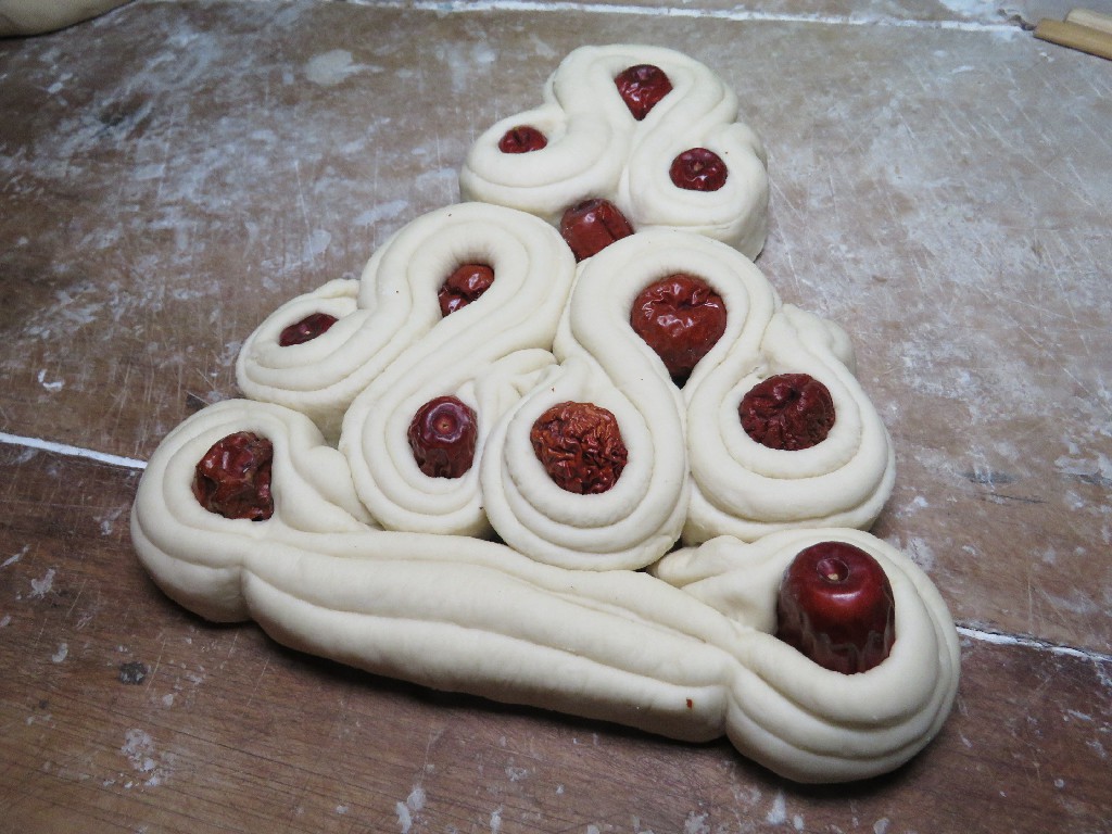 面粉别再烙饼和蒸馒头了,家里有面粉可以这样做红枣馒头