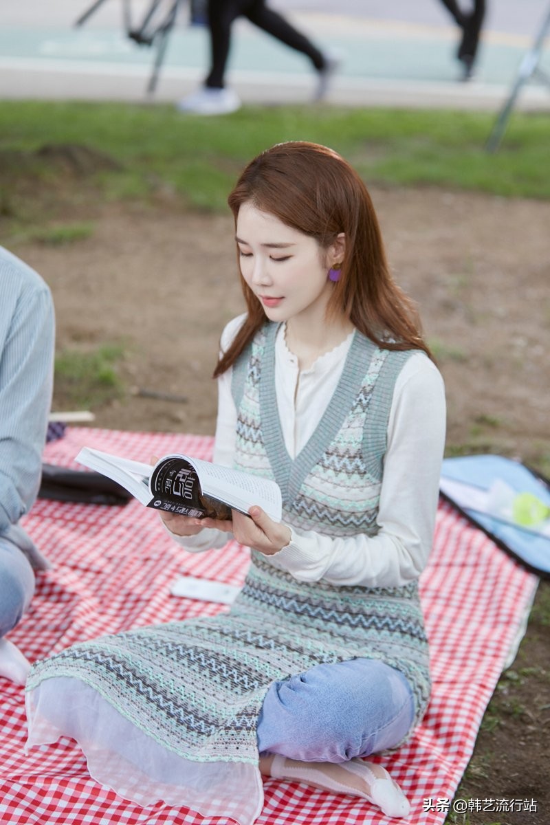 先睹为快:2021春季韩版针织衫新款在明星和模特中流行出现