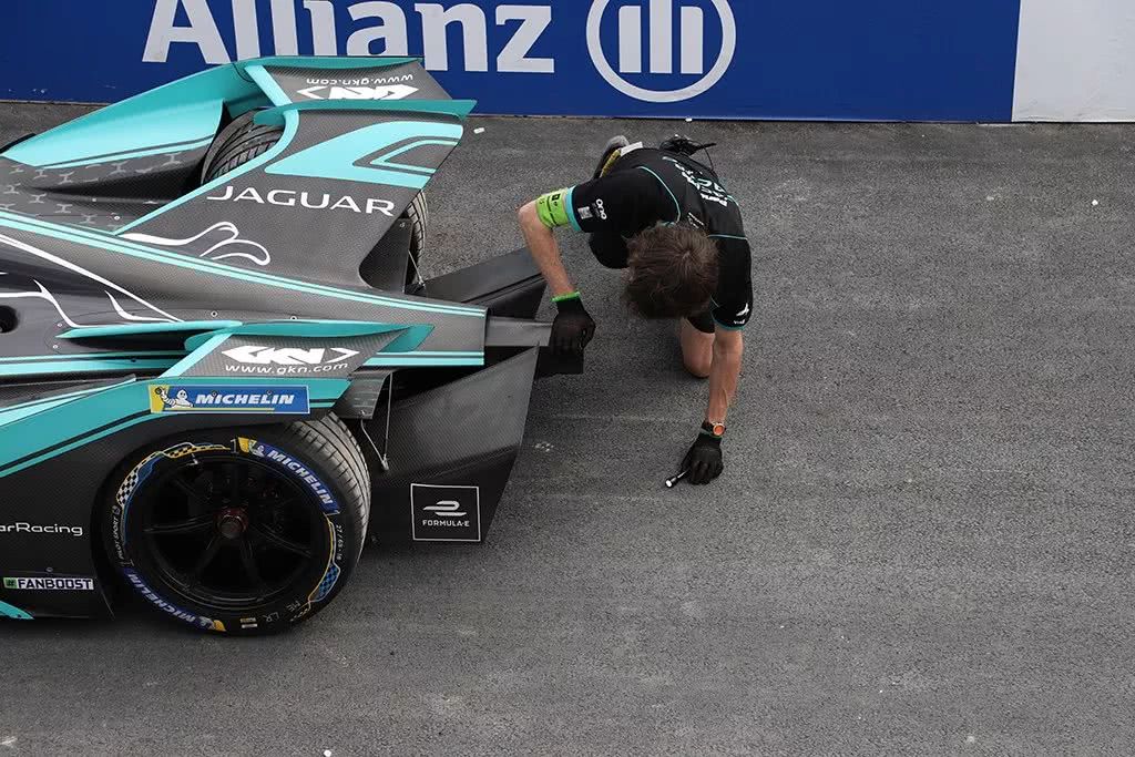 这车空间窄、没空调，只能躺着开，为啥一群男人都想开？