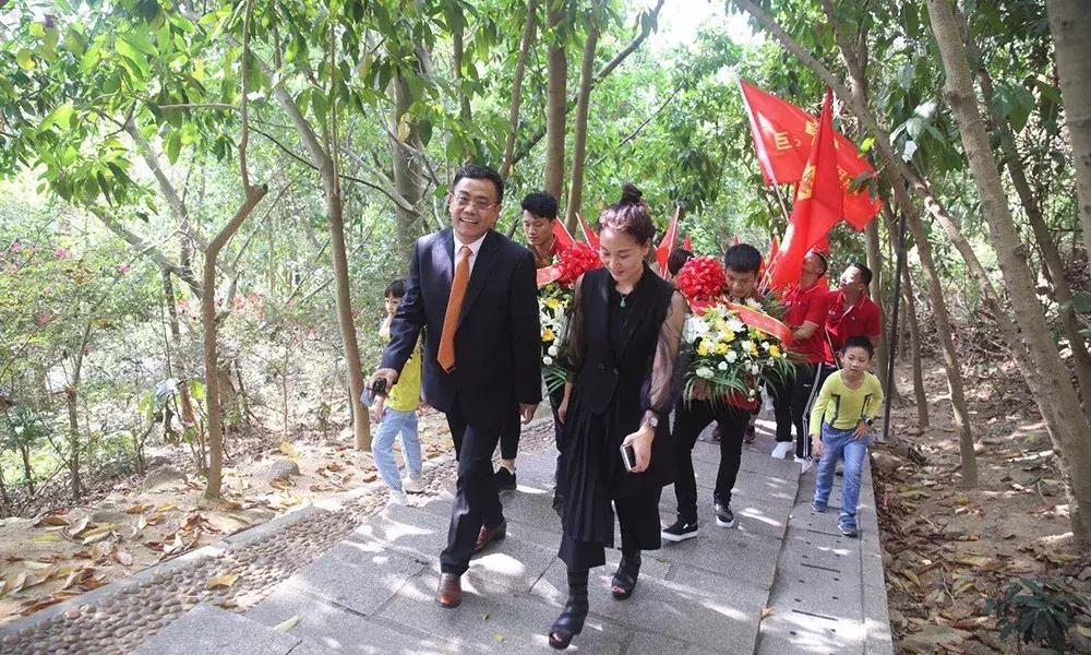 巨邦清明献花丨人间四月无心芳菲，上山看总设计师改革大步豪迈